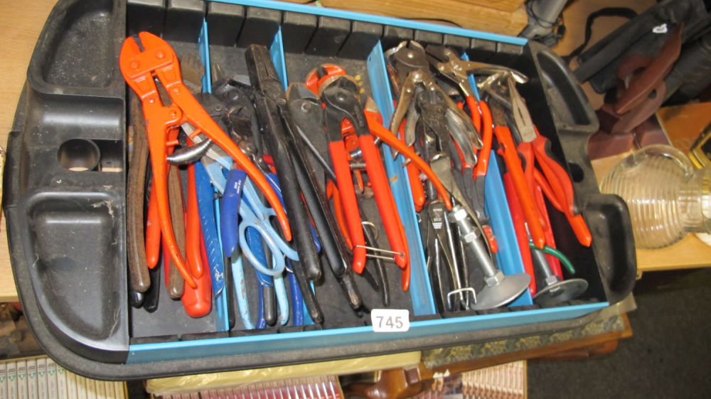 Lot 745: Various cutters and pliers