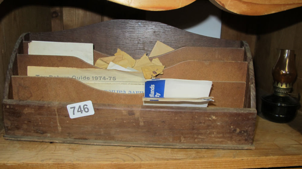 Lot 746: Desk tidy