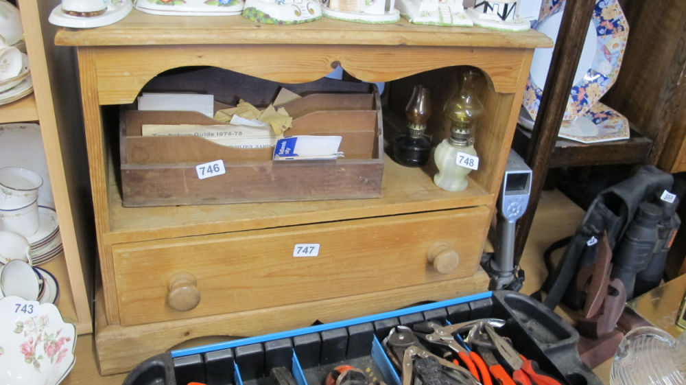 Lot 747: TV unit