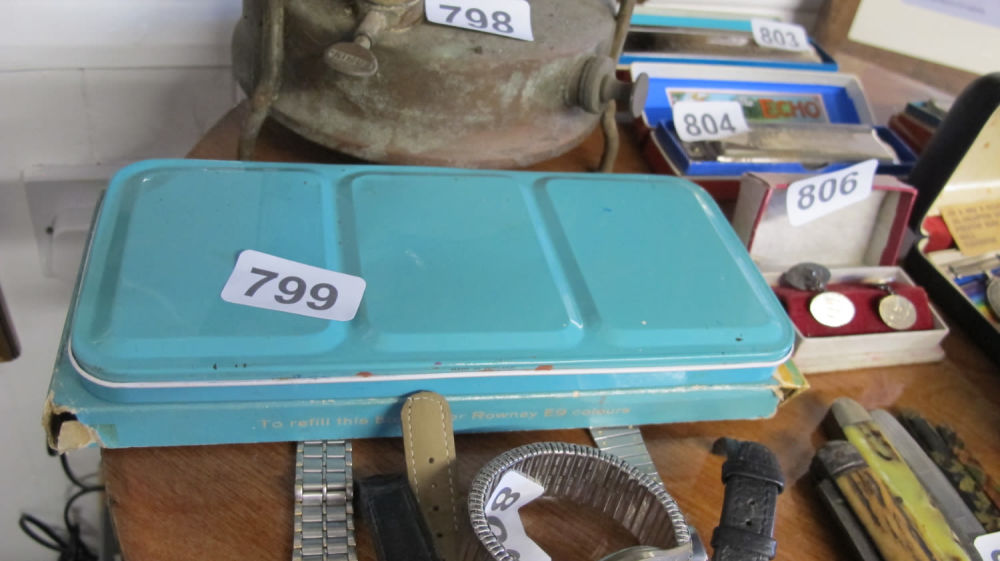 Lot 799: paint set