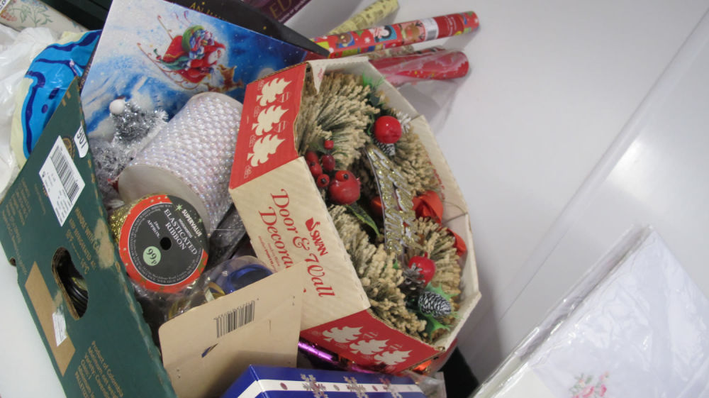 Lot 907: Christmas decorations