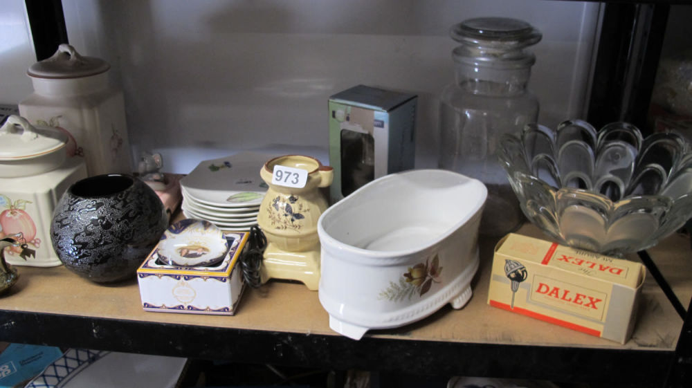 Lot 973: Shelf of vintage items