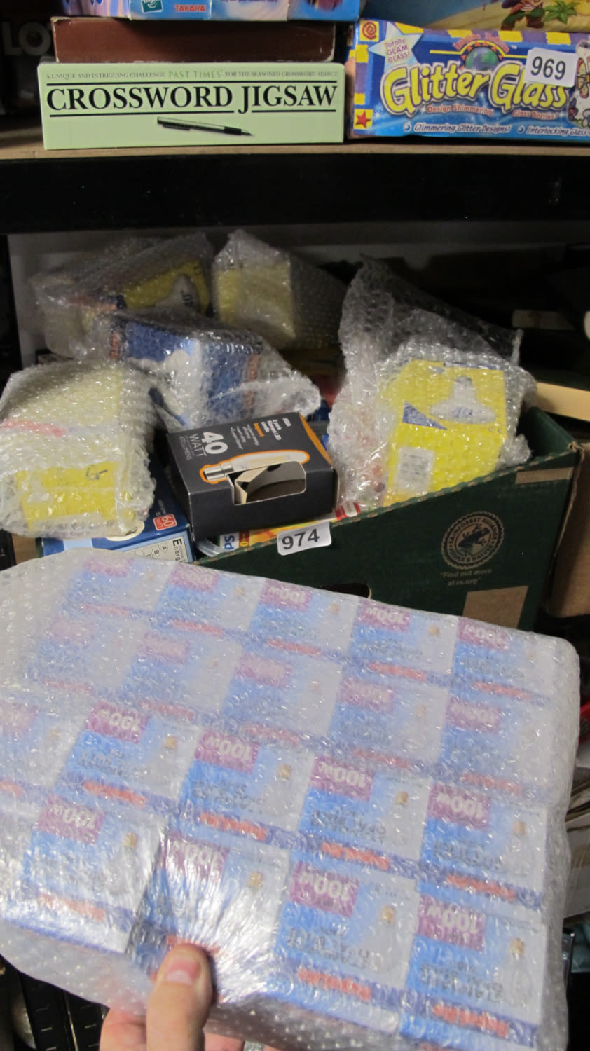 Lot 974: Box of bulbs
