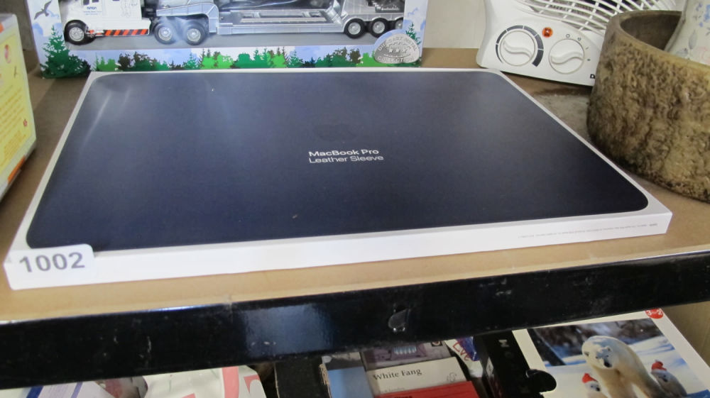 Lot 1002: Macbook pro leather sleeve