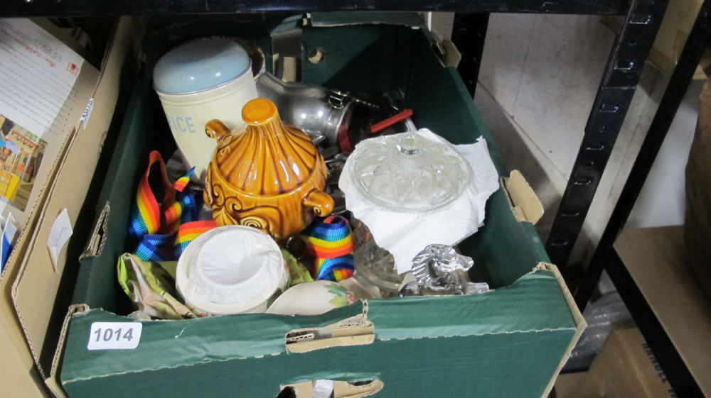 Lot 1014: Box of misc