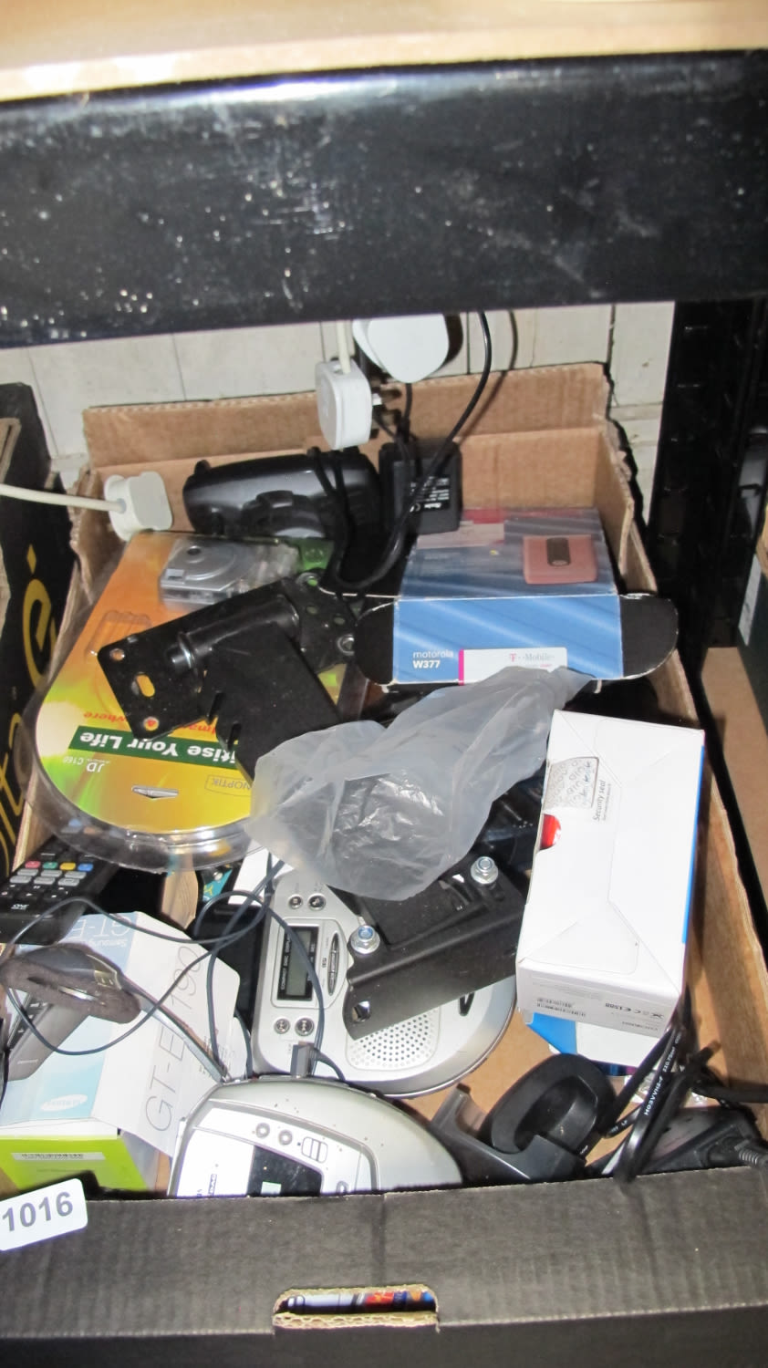 Lot 1016: Box of misc