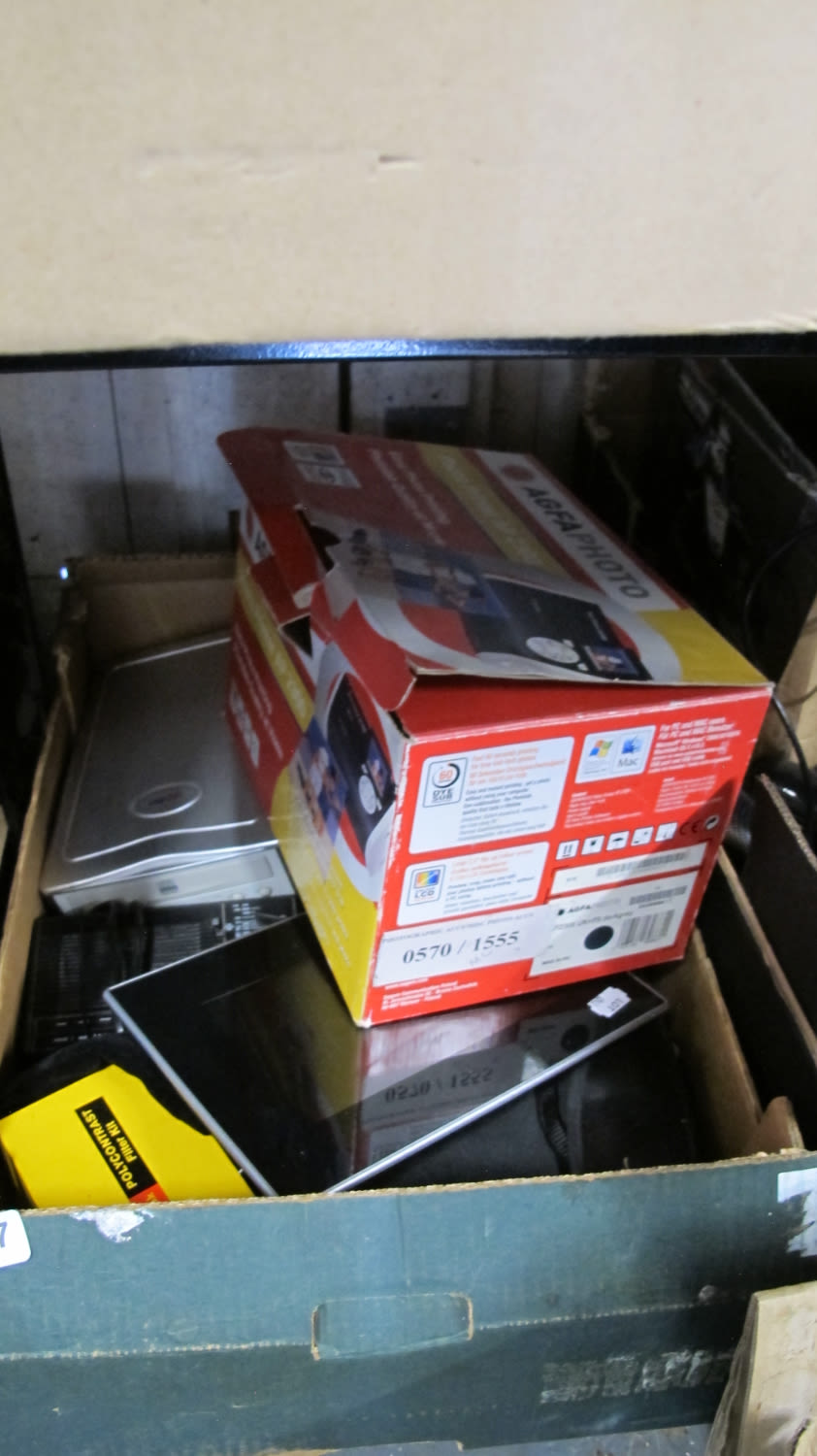 Lot 1017: Box of misc