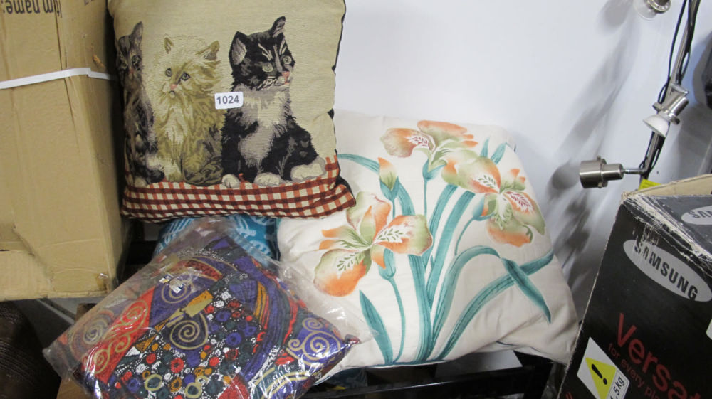 Lot 1024: cushions