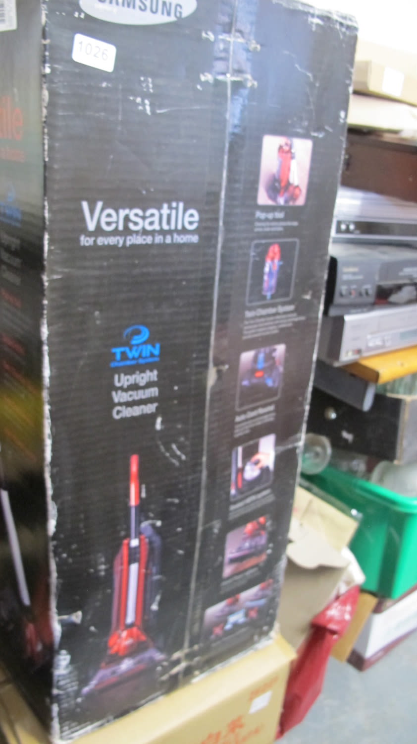Lot 1026: vacuum cleaner