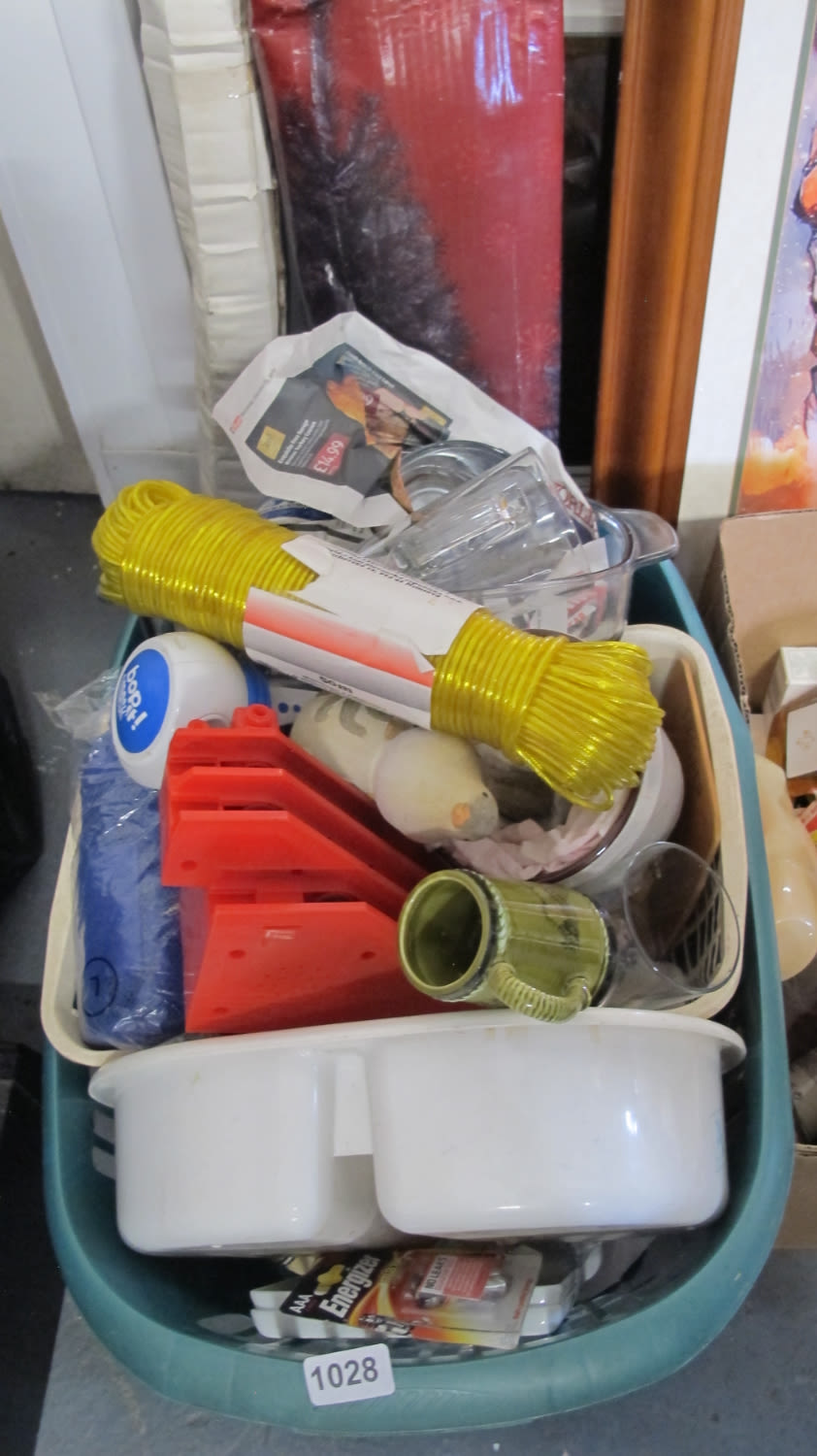 Lot 1028: Box of misc