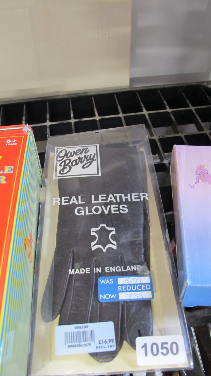 Lot 1050: leather gloves