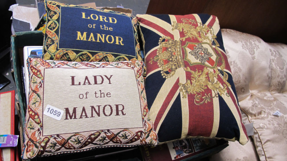 Lot 1059: Cushions