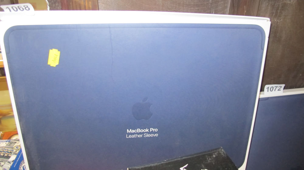 Lot 1068: Macbook pro leather sleeve