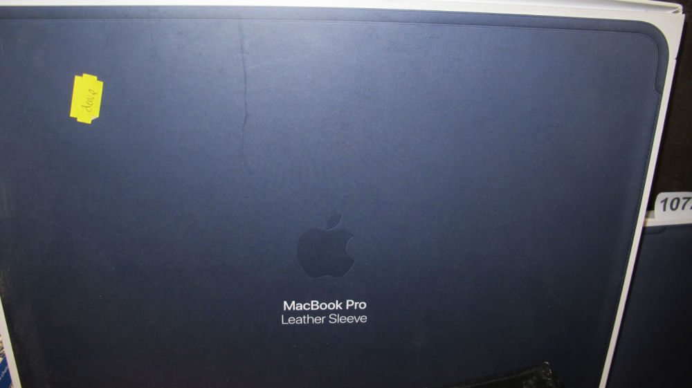 Lot 1070: Macbook pro leather sleeve
