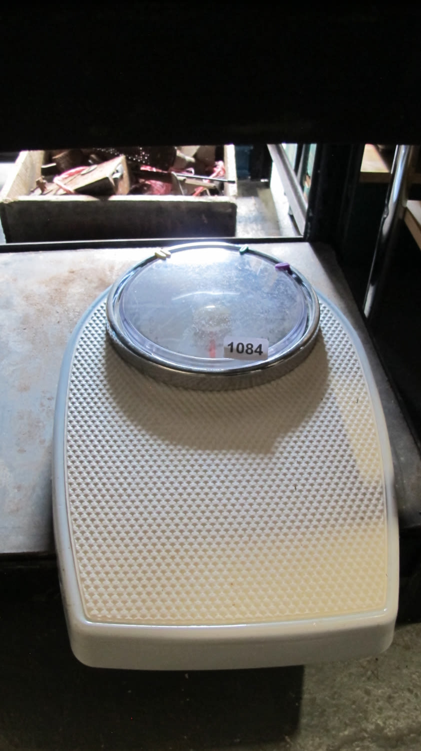 Lot 1084: bathroom scales