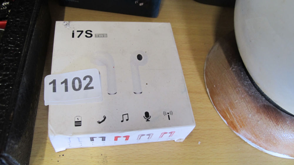 Lot 1102: i7S ear buds