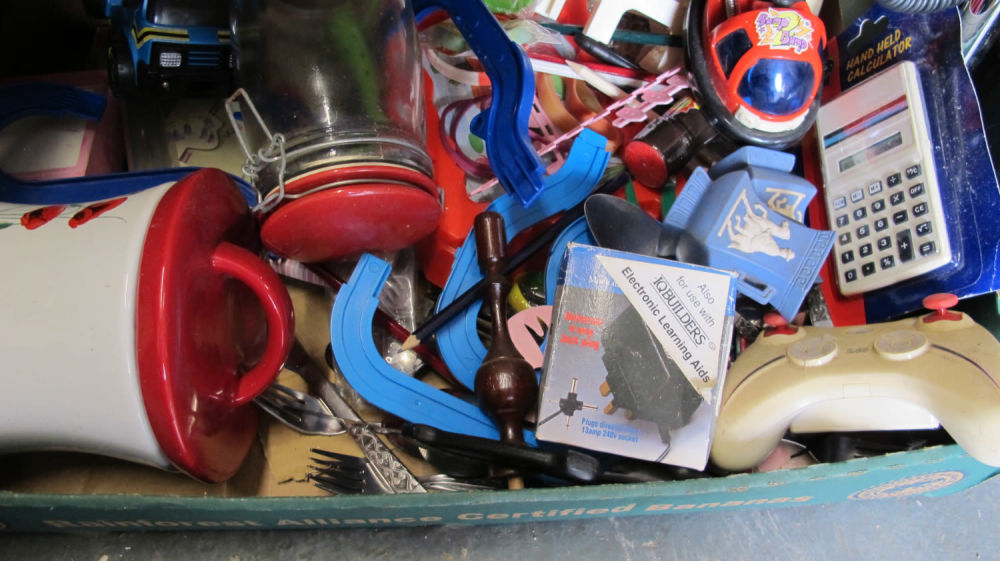 Lot 1111: Box of misc