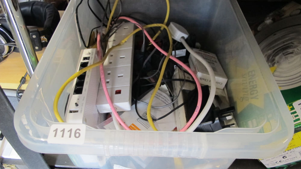 Lot 1116: tub of misc electrical