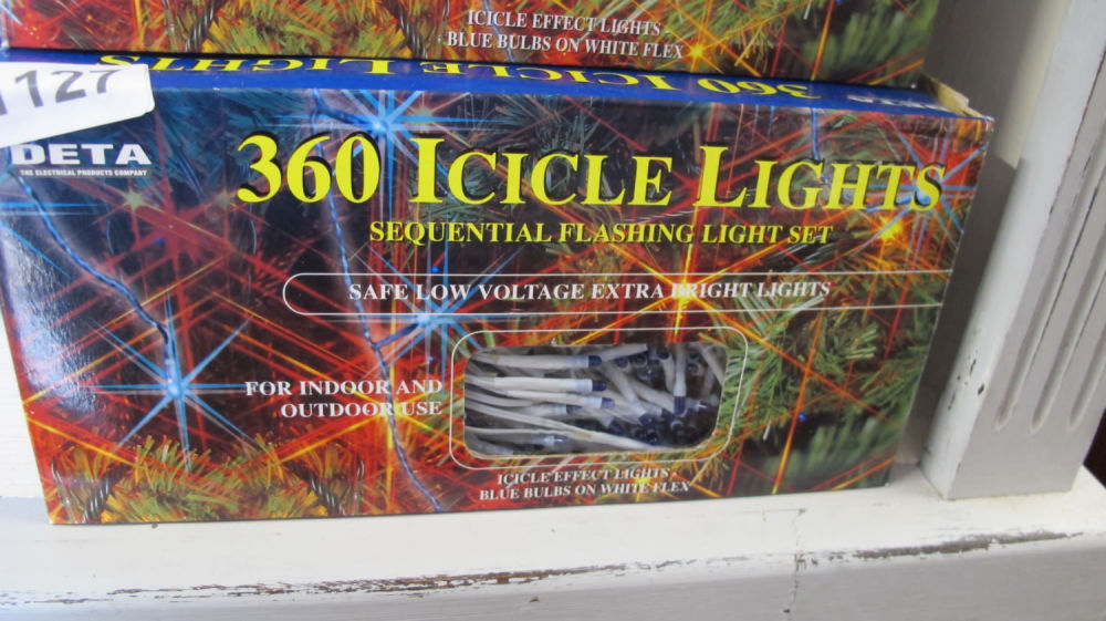 Lot 1127: icicle lights