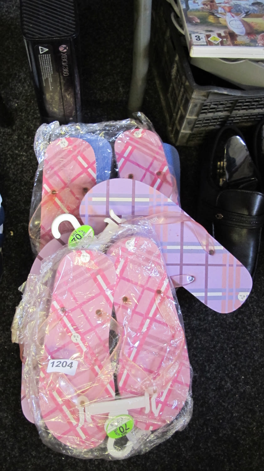Lot 1204: Qty of flip flops