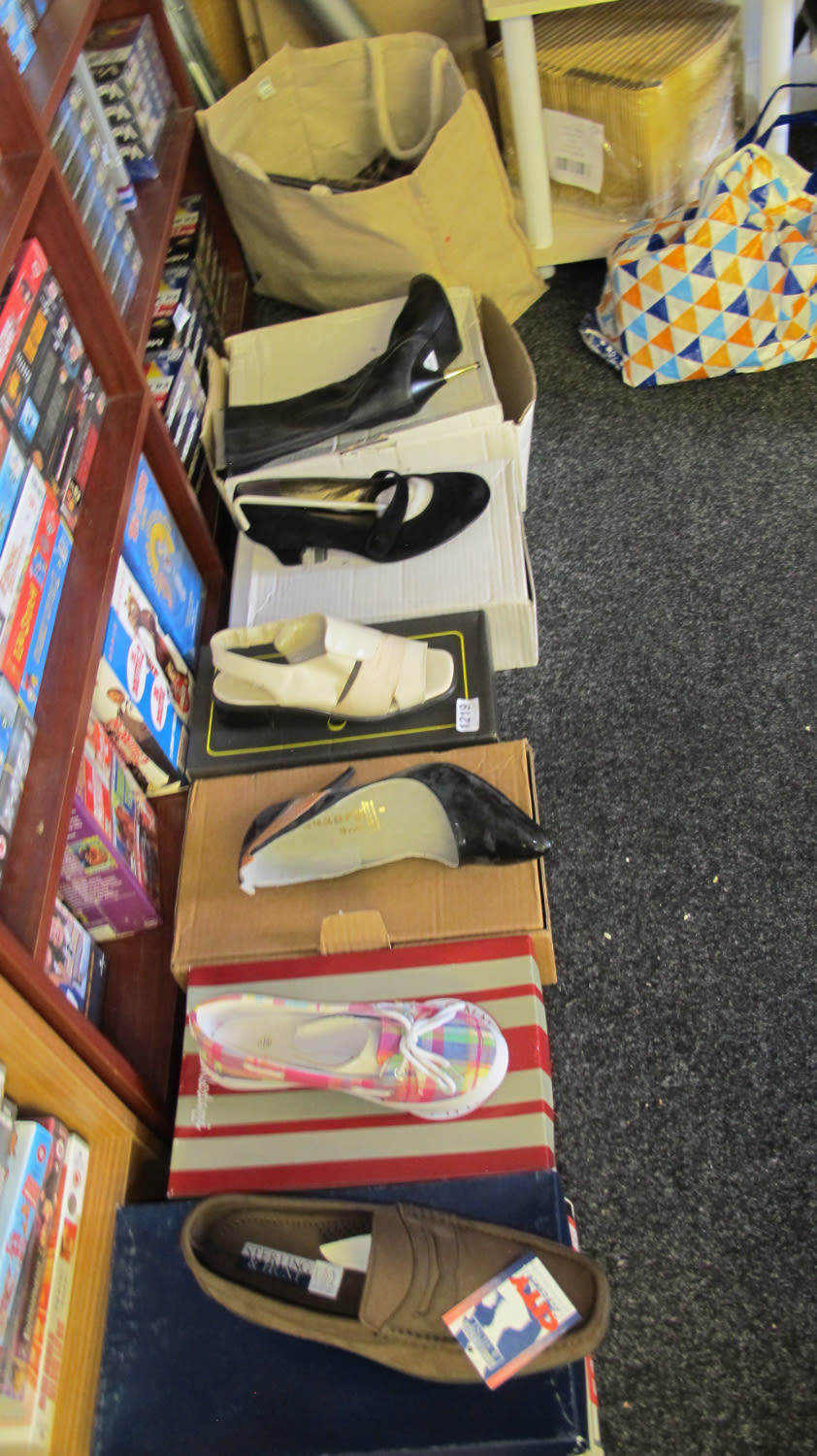 Lot 1219: Qty of boxed shoes