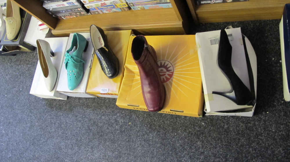 Lot 1225: Qty of shoes