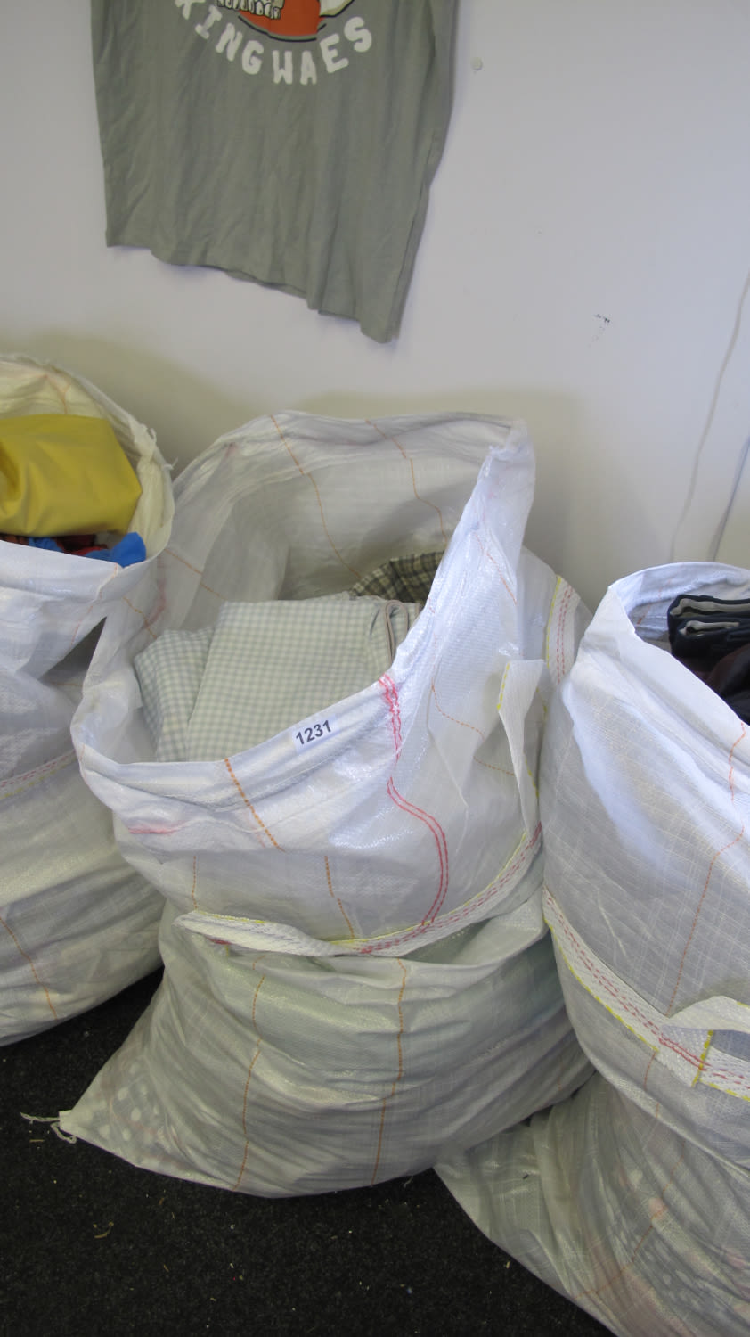 Lot 1231: Bag of clothing