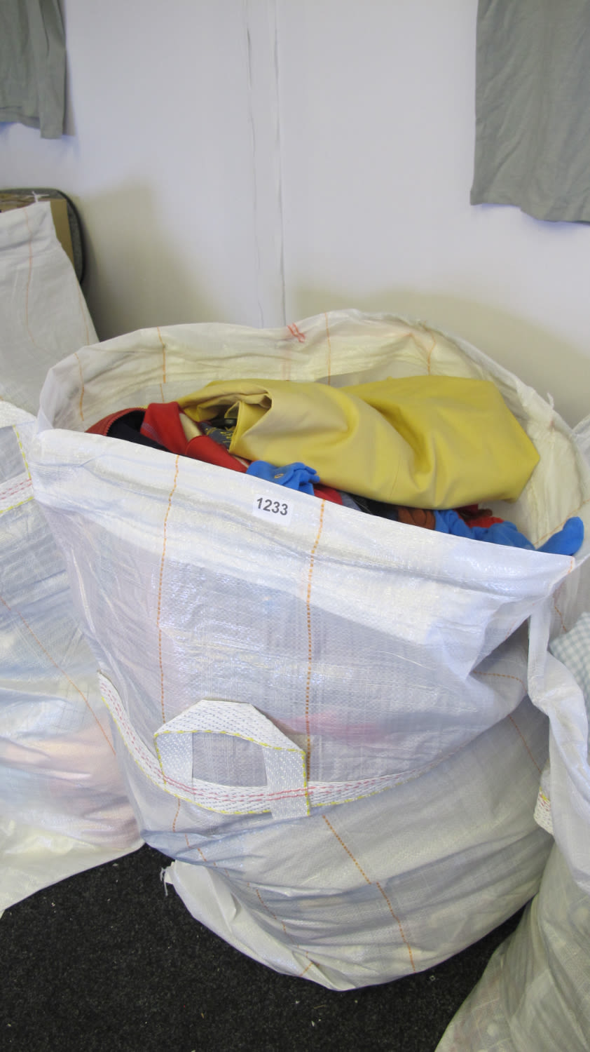 Lot 1233: Bag of clothing