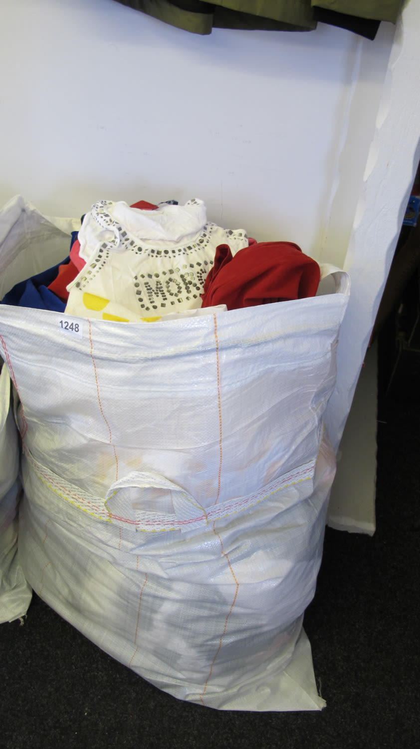 Lot 1248: Bag of clothing