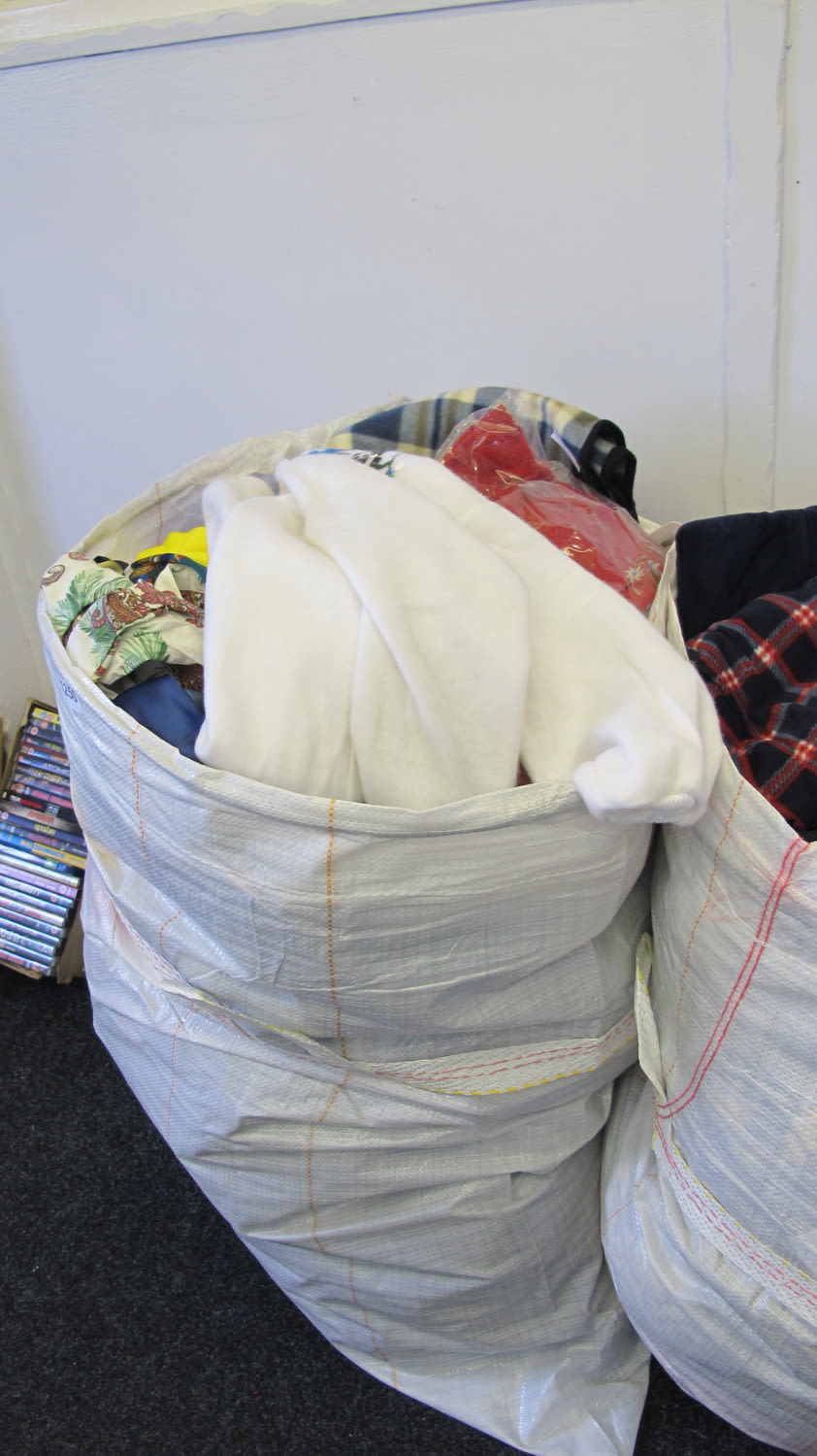 Lot 1250: Bag of clothing