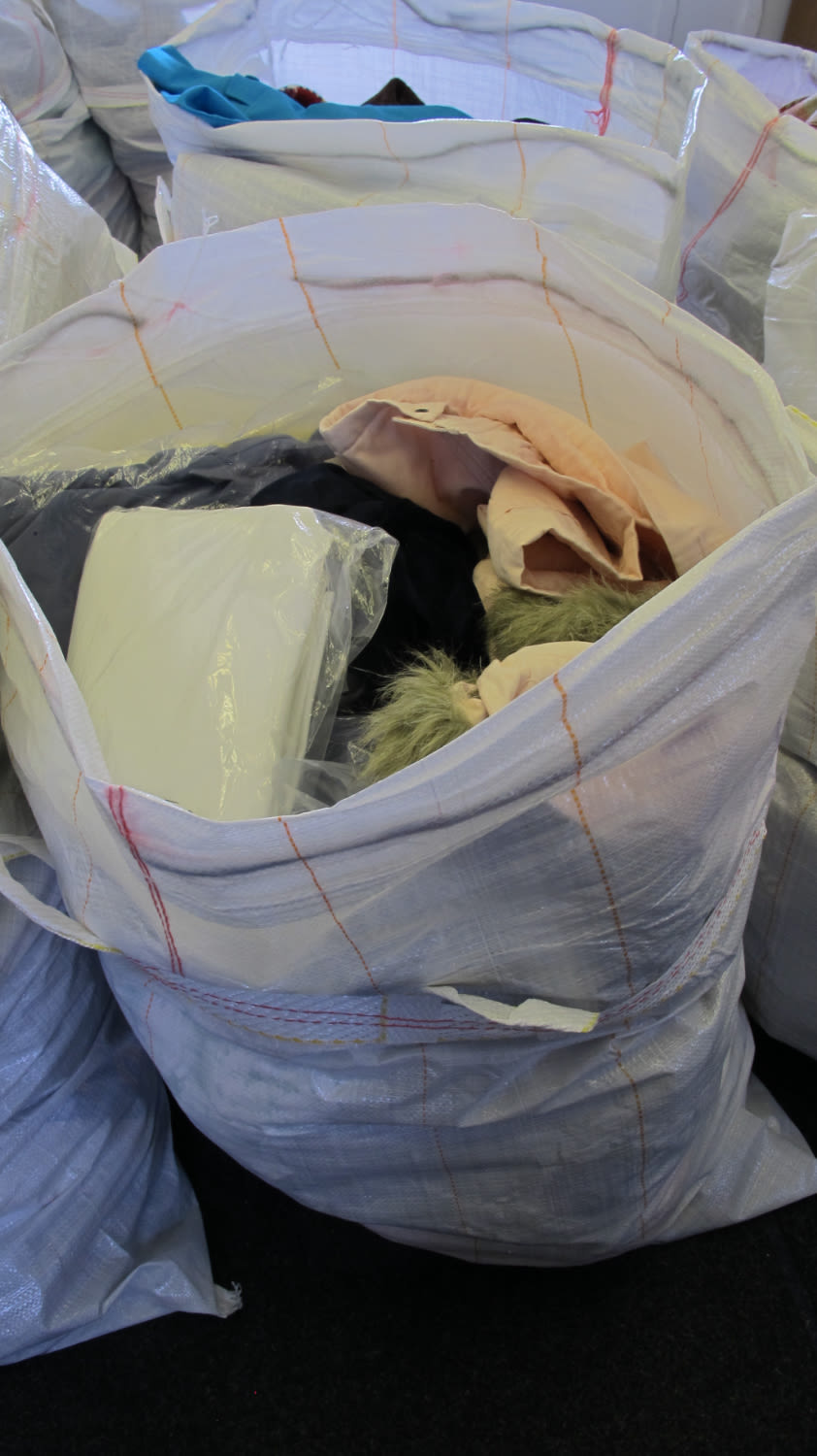 Lot 1255: Bag of clothing