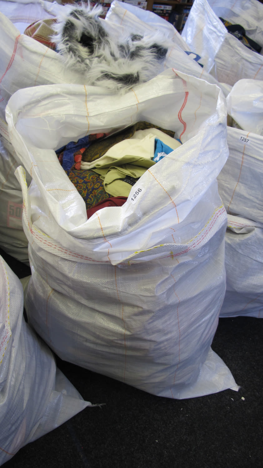 Lot 1256: Bag of clothing