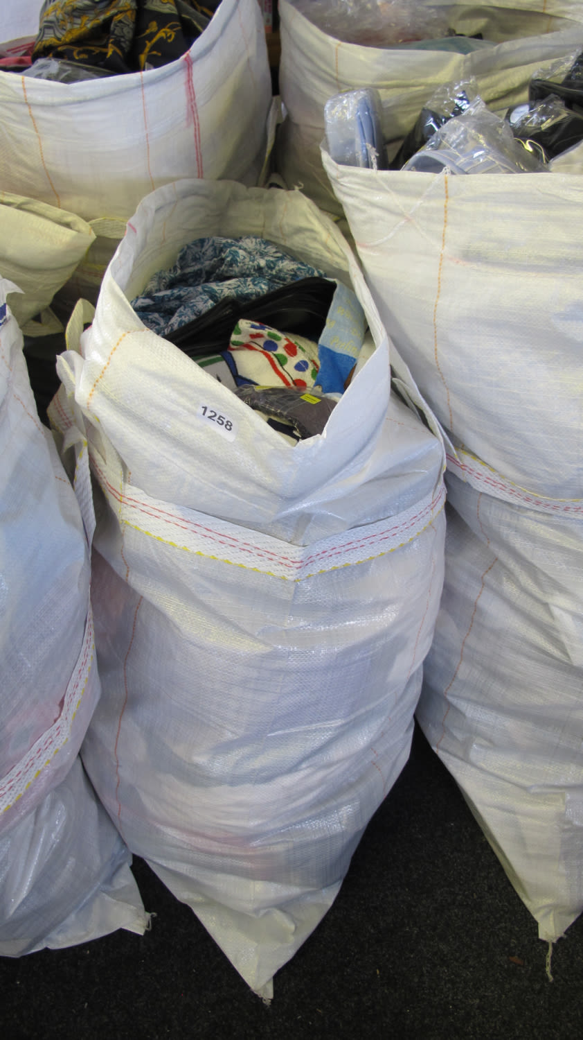 Lot 1258: Bag of clothing