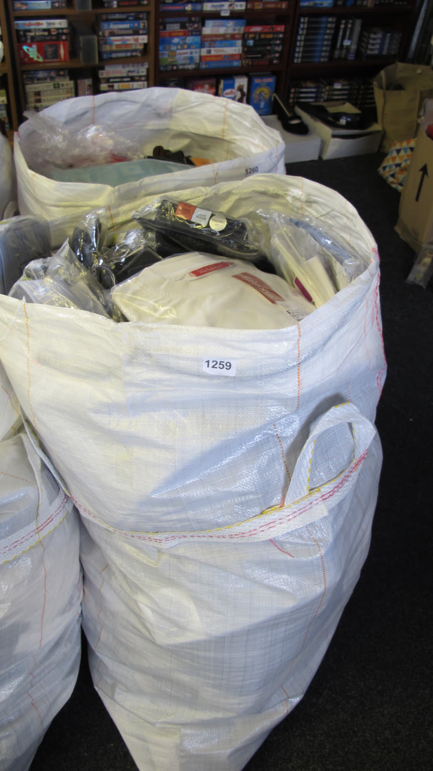 Lot 1259: Bag of clothing
