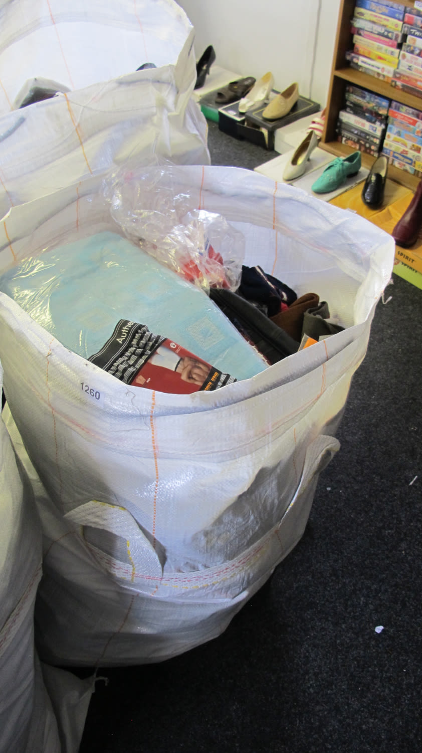 Lot 1260: Bag of clothing