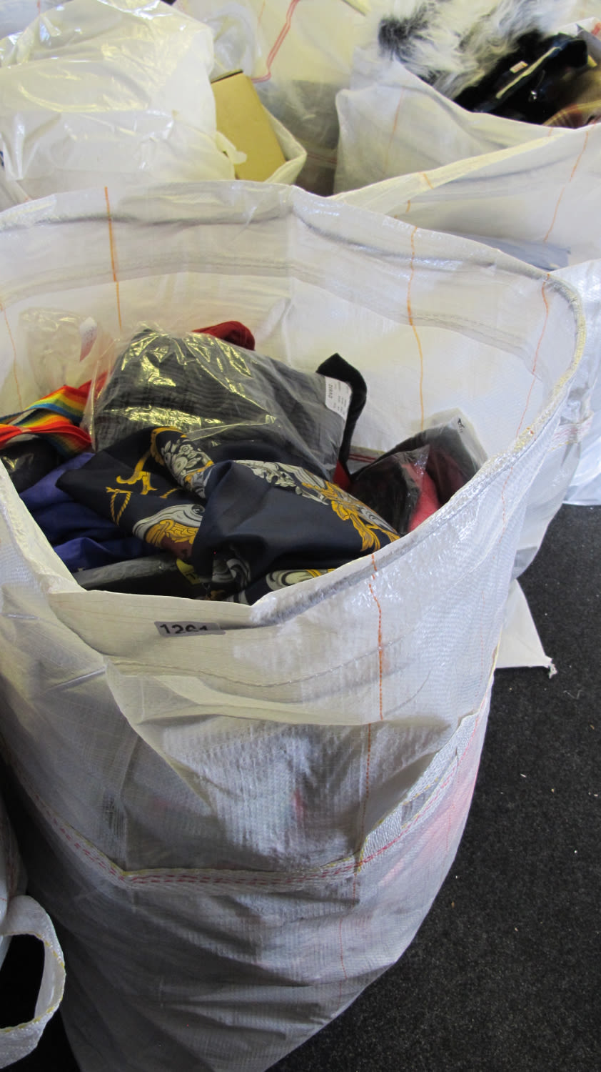 Lot 1261: Bag of clothing