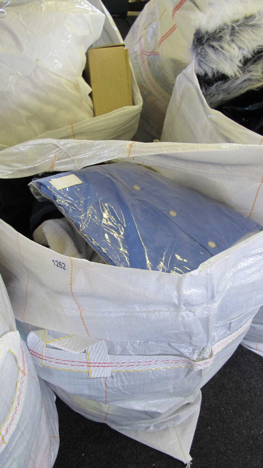 Lot 1262: Bag of clothing