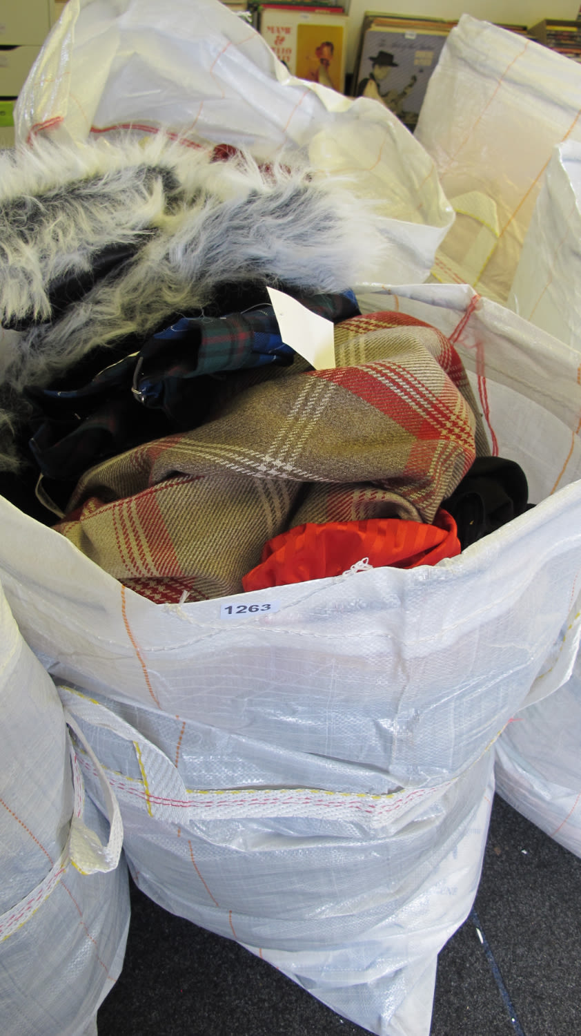 Lot 1263: Bag of clothing