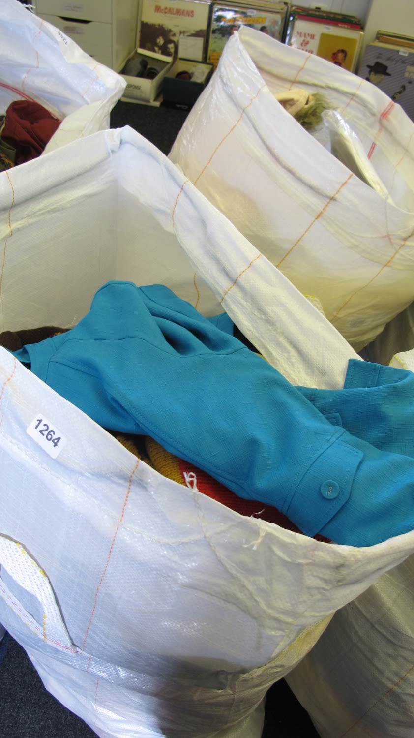 Lot 1264: Bag of clothing