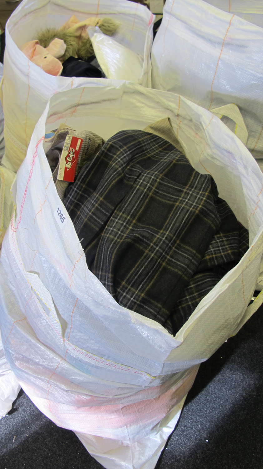 Lot 1265: Bag of clothing