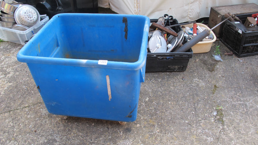 Lot 1309: plastic tub on wheels