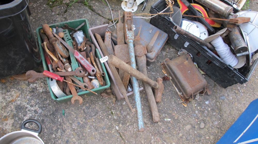 Lot 1310: qty of vintage tools