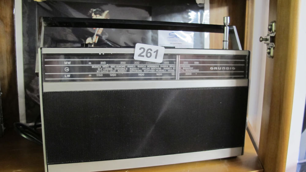 Lot 261: Grundig radio