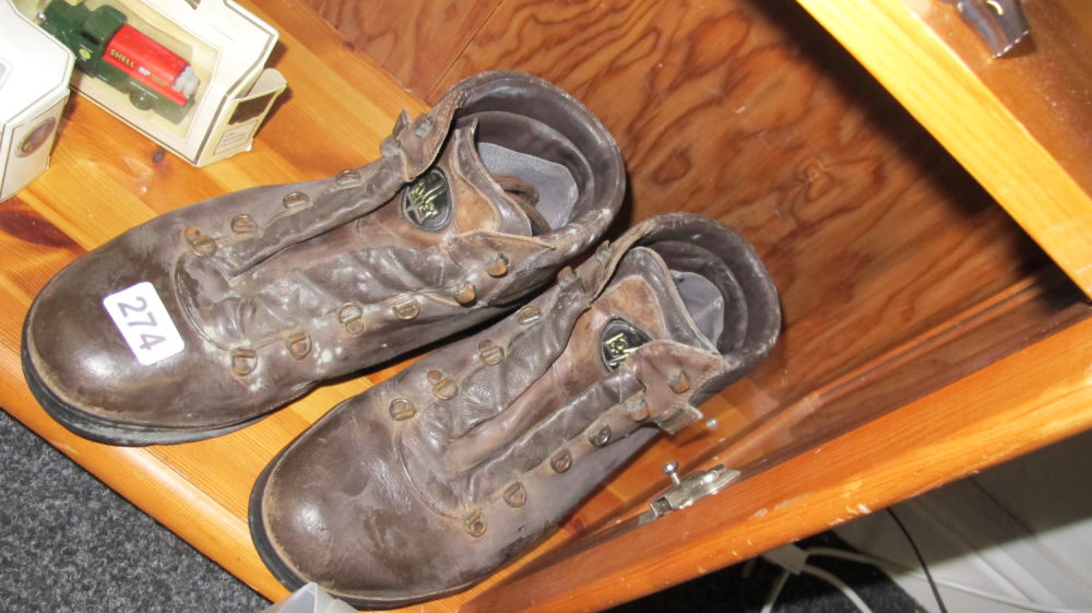 Lot 274: Hiking boots