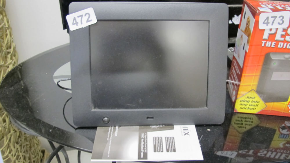 Lot 472: digital photo frame