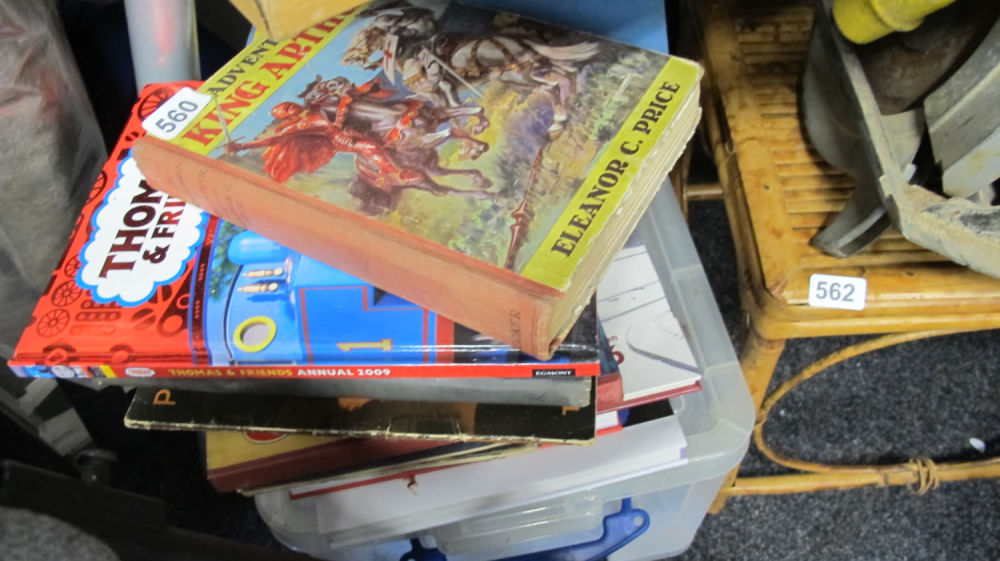 Lot 560: Qty of books