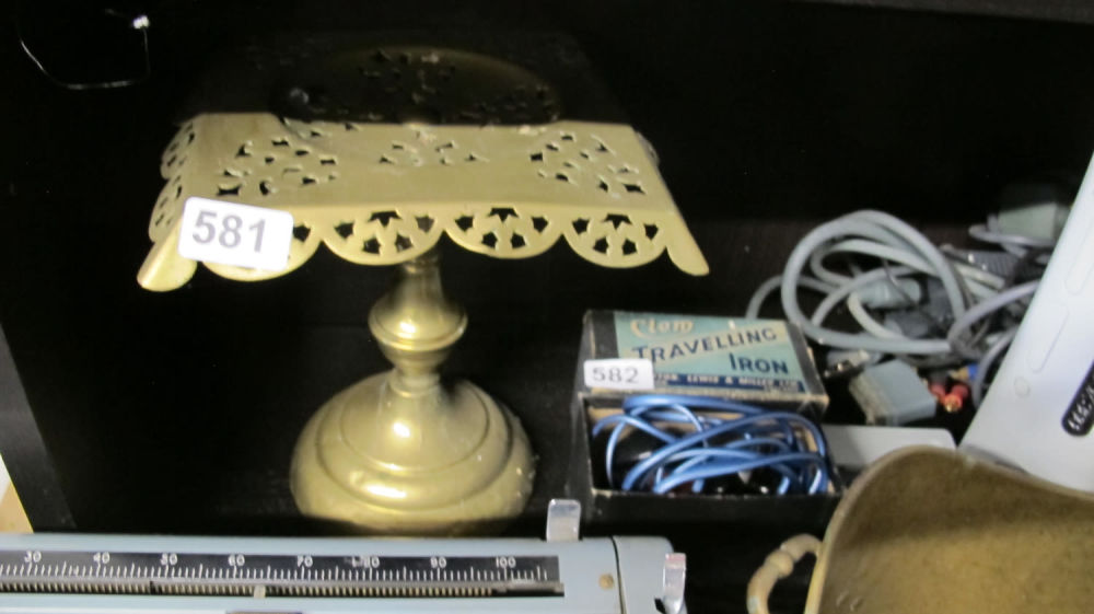 Lot 581: brass cake stand