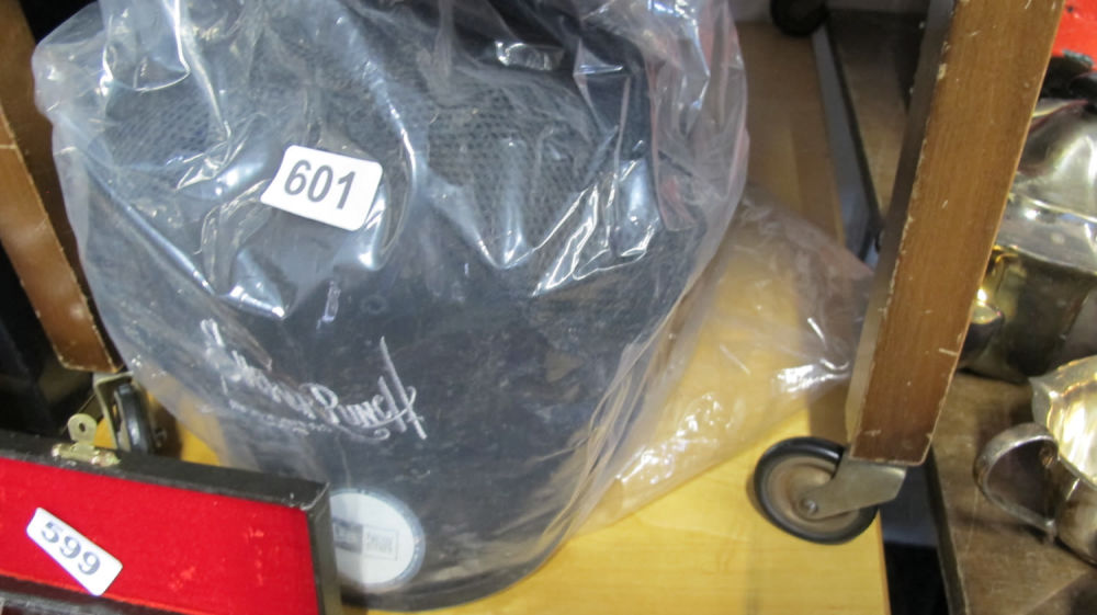 Lot 601: qty of baseball caps