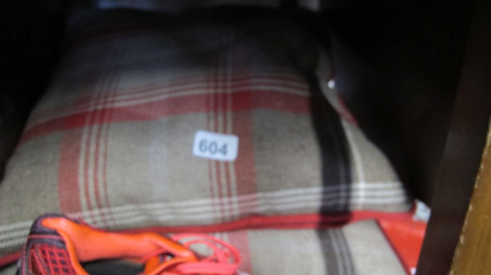 Lot 604: cushions