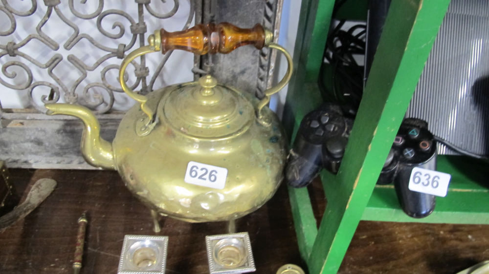 Lot 626: brass kettle